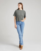 Load image into Gallery viewer, t-shirt court décontracté  pour femme- Richer Poorer - Women&#39;s relaxed crop tee
