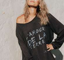 Load image into Gallery viewer, Chandail l&#39;amour de la terre / Long sleeve shirt l&#39;amour sur la terre
